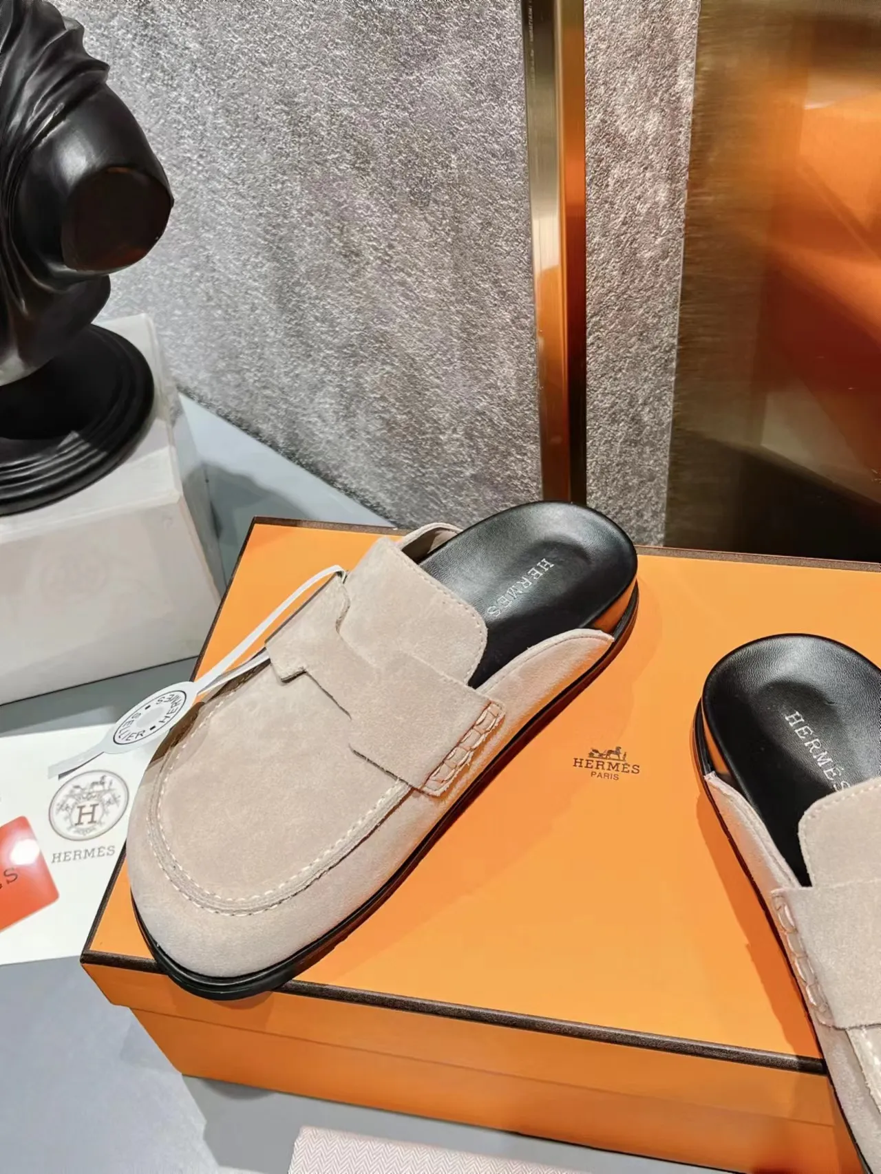 [H Family Hermès] P: 520💰 Size: Male 39-44 (45 customized) Female 35-40 (41 customized) HERMES Hermès' latest couple's cute Birkenstock slippers. Summer really needs versatile slippers. They look good no matter how you match them. They have a casual and high-end feel. The comfort is also great. They are paired with a variety of colorful socks. They are trendy. Hermès 2023 new half slippers are high quality. ●Upper: imported cow suede ●Inner lining: imported sheepskin ●Foot pads: imported mixed sheepskin ●Outsole: Tpu non-slip and wear-resistant outsole